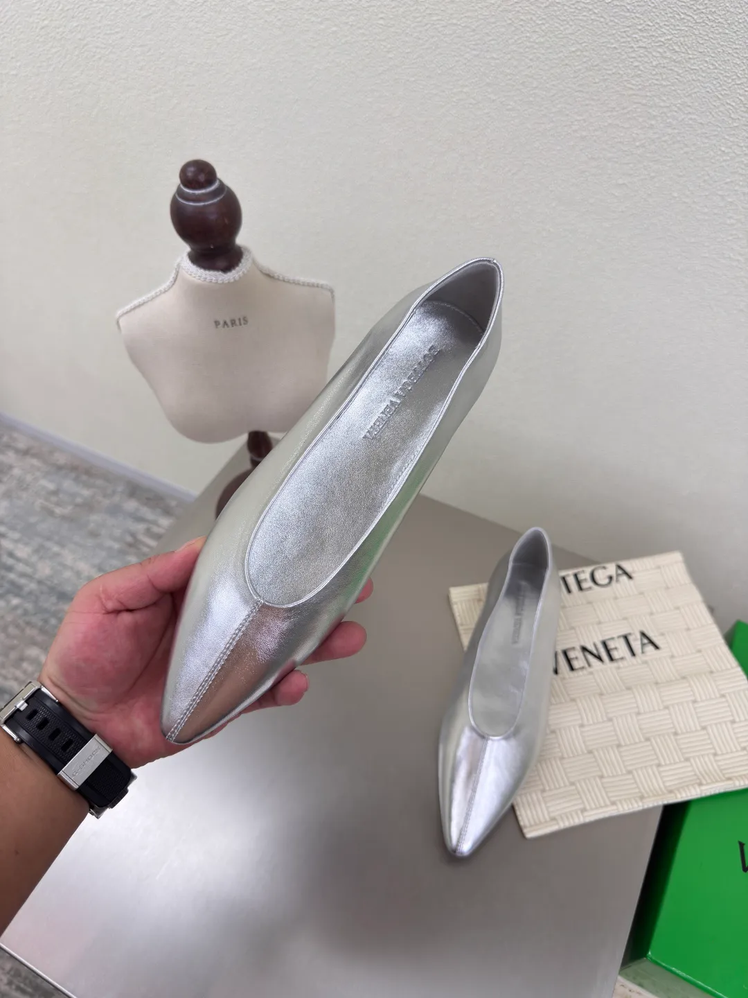 👟👟Ex-factory price 640👟👟 BV women's Sofia ballet shoes leather ballet shoes silver family elements woven series high version small round toe essential for commuting BV early autumn series are so beautiful💯 The use of elegant materials in shoes is intellectual, elegant and capable, full of high-end sense✅The design is beautiful~~ The fabric is made of original consistent lambskin and the shaping technology pursues the perfection of the internal process✅ Heel The foot pads are made of lambskin, never sloppy 🆚Original💯 Outsole technology Brand classic The new season uses Italian genuine leather outsole with clear dyeing technology and rubber square technology 💯 Comfortable and high-end flat design makes travel more comfortable and confident 35 36 37 38 39 40 41 42 (40 41 42 customized code number) Equipped with original packaging Hot glue process logo cloth bag